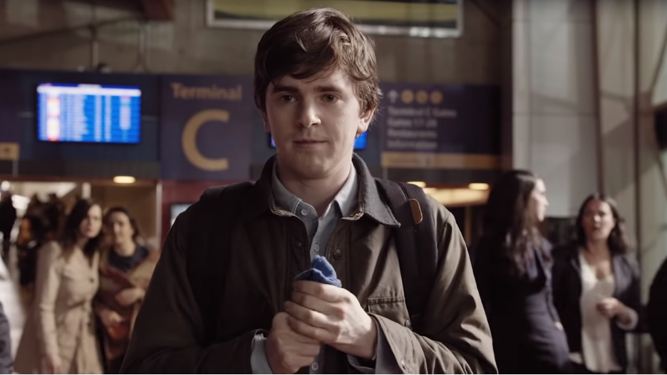 Freddie Highmore (Dr. Shaun Murphy) em cena da série The Good Doctor, sucesso de audiência na Globo (Foto: Reprodução)