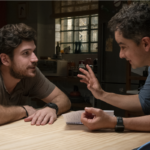 Marco Pigossi e Carlos Saldanha nos bastidores de 'Cidade invisível', da Netflix (Foto: Alisson Louback/Netflix )