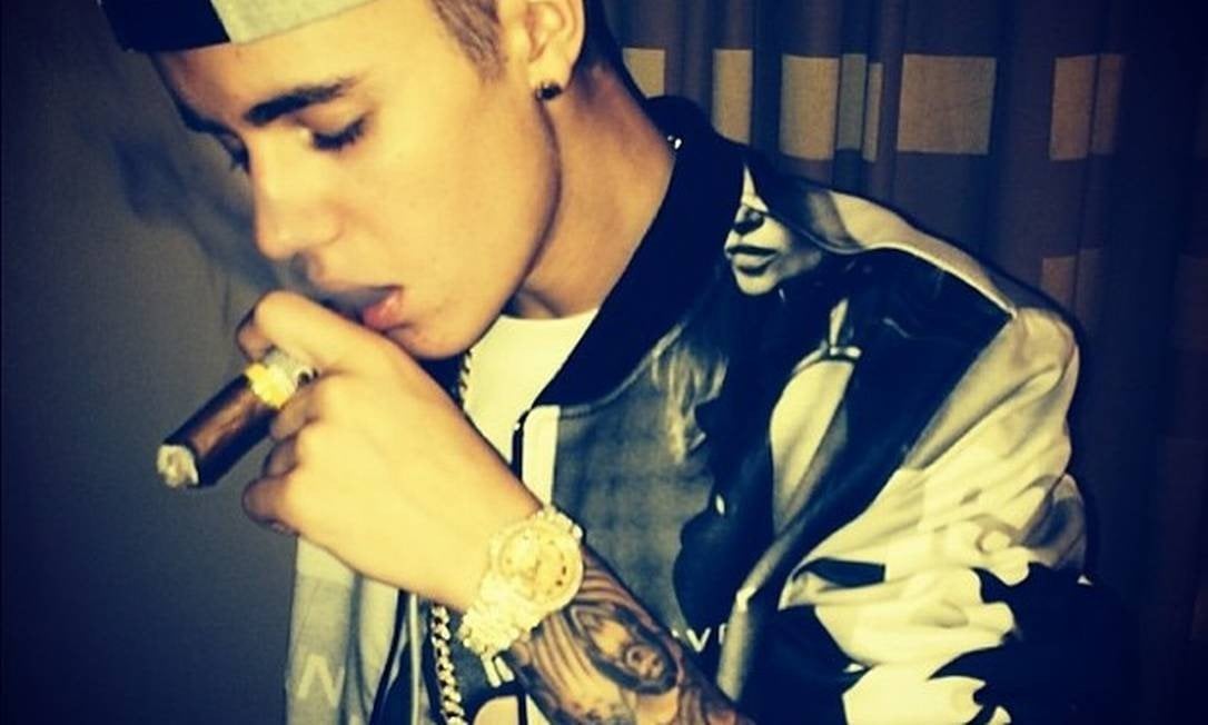 Justin Bieber usando drogas (Foto: Reprodução)