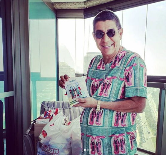 Zeca Pagodinho com doces de Cosme e Damião (Foto: Reprodução/ Instagram)