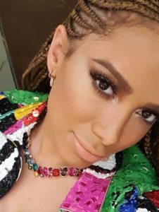 Anitta virou piada por conta da maquiagem que usou durante show (Foto: Reprodução/ Instagram)