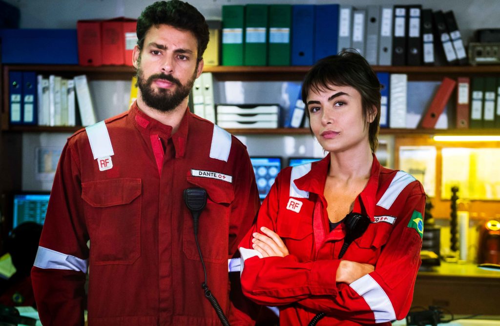 Cauã Reymond e Maria Casadevall fazem pose com macacões vermelhos em foto de divulgação da serie Ilha de Ferro da Globo