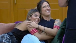 Em A Fazenda 11 Hariany Almeida e Tati Dias criaram uma grande amizade, colocada em dúvida pela irmã da ex-BBB (Imagem: Reprodução)