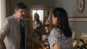 Júlio (Antonio Callloni) vai agredir Lola (Gloria Pires) em Éramos Seis (Foto: Reprodução/Globo)