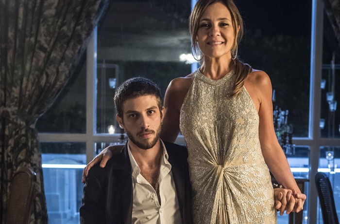 Chay Suede será Danilo, filho de Thelma (Adriana Esteves) em Amor de Mãe, próxima novela das nove da Globo (Foto: Globo/Mauricio Fidalgo)