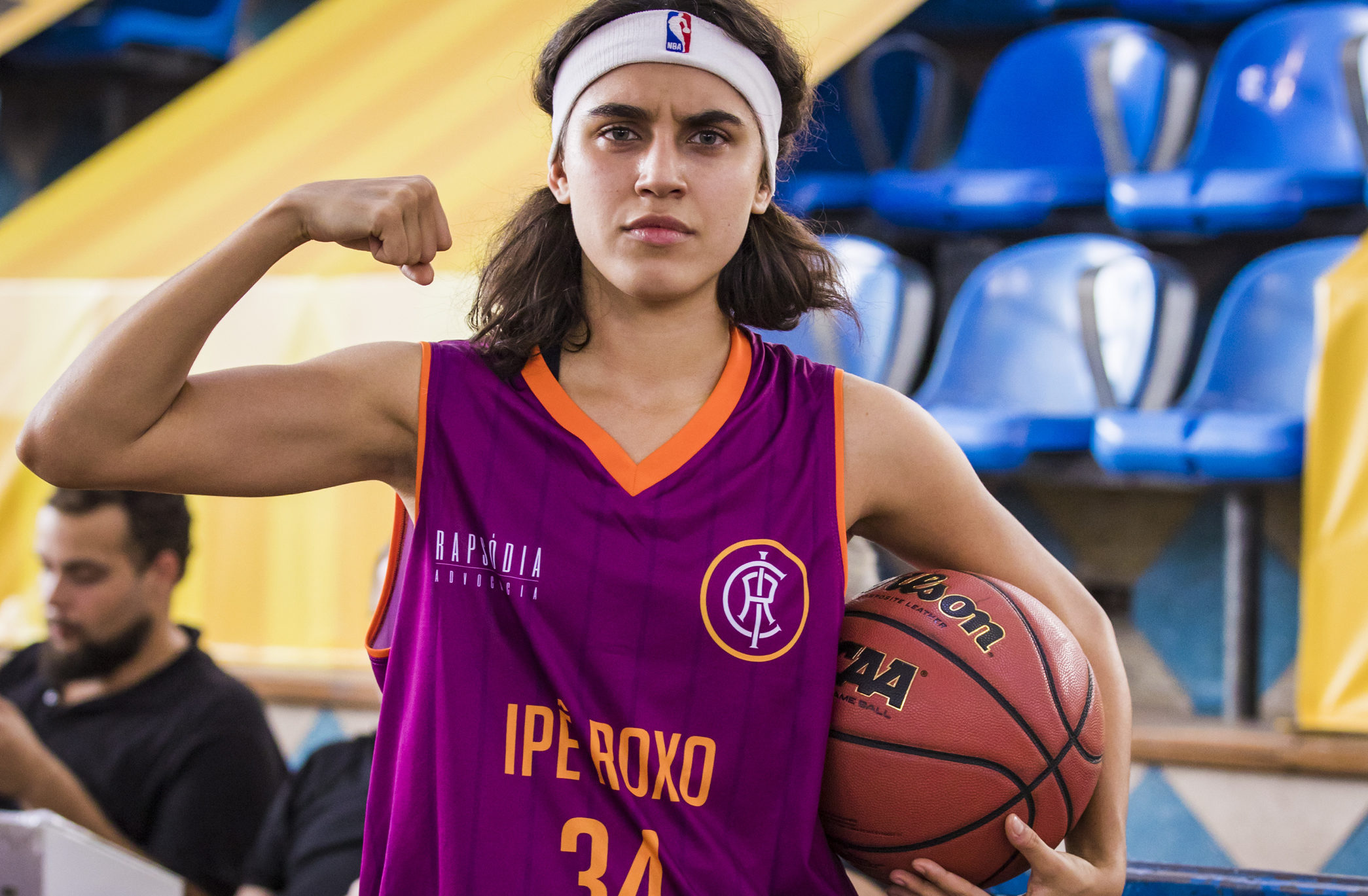 Gabriela ( Giovanna Coimbra ) corta os cabelos para jogar na final de basquete em Bom Sucesso