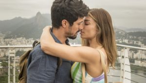 Marcos (Romulo Estrela) e Paloma (Grazi Massafera) em Bom Sucesso (Foto: Globo/João Cotta)