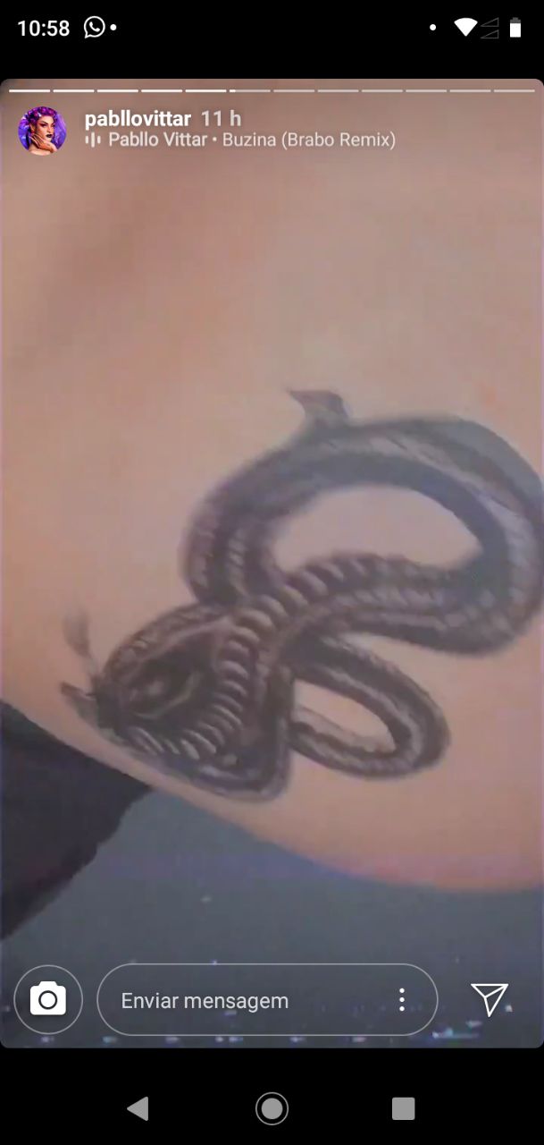 Pabllo Vittar mostrou tatuagem íntima de uma cobra (Foto: Reprodução/ Instagram)