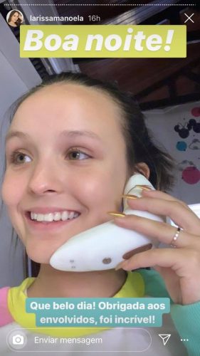 Larissa Manoela postou foto com o vibrador em seu Instagram. Foto: Reprodução/Instagram