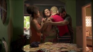 Regina Casé é uma das protagonistas de Amor de Mãe. Na imagem temos Jéssica Ellen, Juliano Cazarré e Thiago Martins como seus filhos na trama (Reprodução: TV Globo)