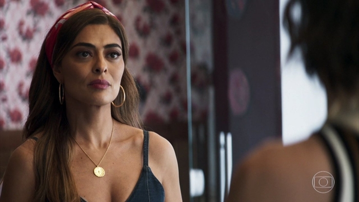 Maria da Paz (Juliana Paes) e Josiane (Agatha Moreira) em A Dona do Pedaço (Foto: Reprodução/Globo)