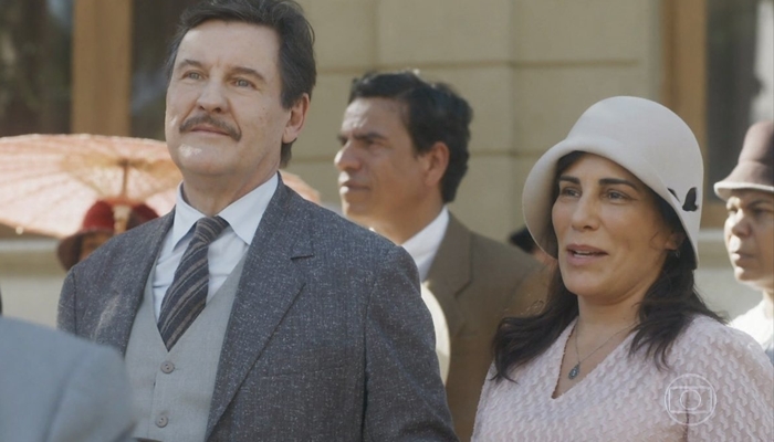 Júlio (Antonio Calloni) e Lola (Gloria Pires) em cena do primeiro capítulo de Éramos Seis, que teve ótima audiência (Foto: Reprodução/Globo)