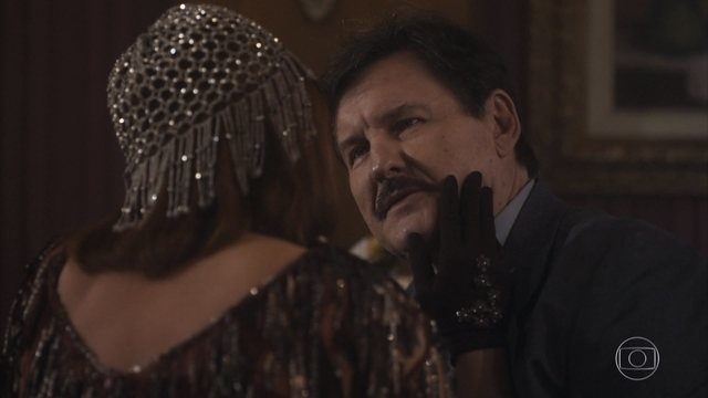 Júlio (Antonio Calloni) e Marion (Ellen Roche) em Éramos Seis (Foto: Reprodução/Globo)