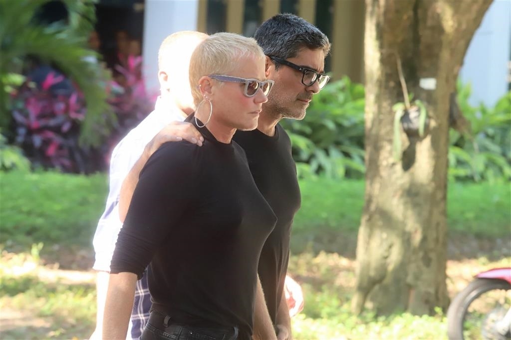 A ex-apresentadora da Globo, Xuxa Meneghel ao lado de seu namorado, Junno (Foto: Daniel Pinheiro / AgNews)