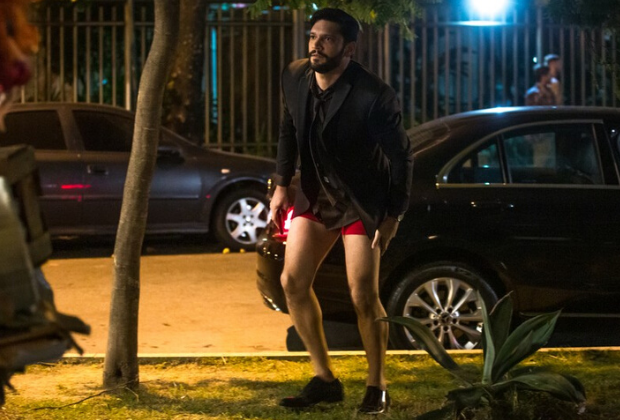 Armando Babaioff de cueca vermelha em cena da novela Bom Sucesso (Foto: Reprodução/Globo)