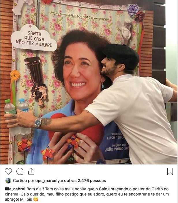 Caio Castro surge abraçadinho em Lilia Cabral durante homenagem à atriz. Foto: Reprodução/Instagram