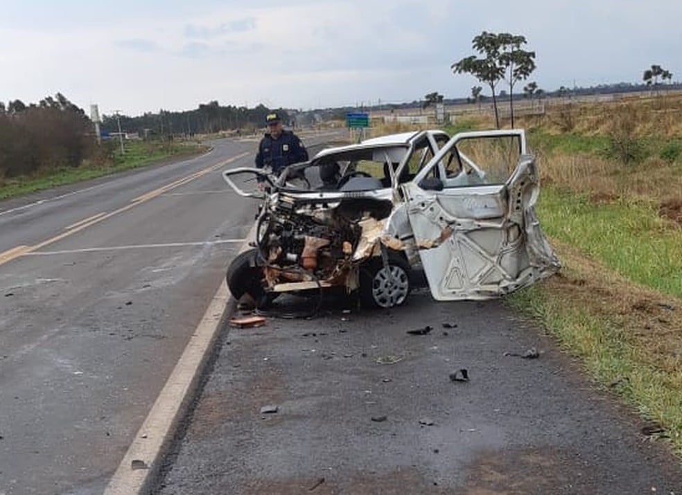 Carro de Ivo de Souza ficou completamente destruído (Foto: G1)