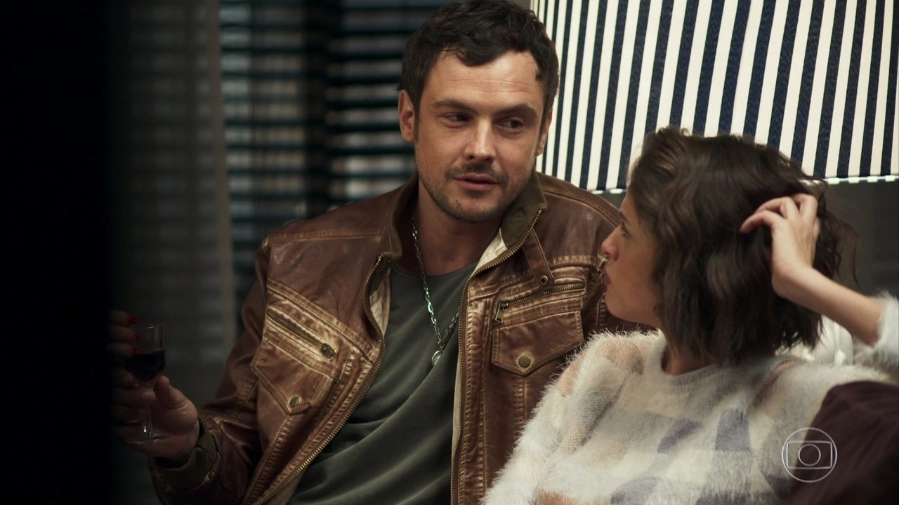 Chiclete (Sérgio Guizé) e Josiane (Agatha Moreira) em A Dona do Pedaço (Reprodução: TV Globo)