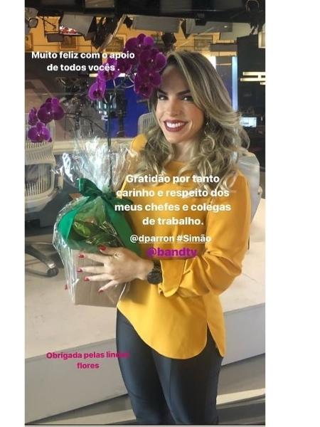 Elisângela Carreira com o buquê de flores que recebeu dos colegas de trabalho (Foto: Instagram)