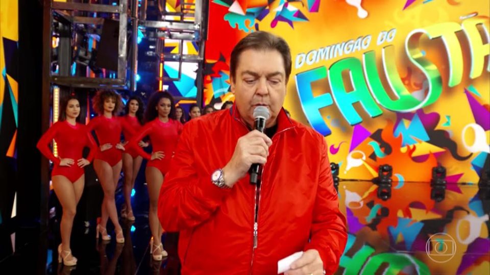 Faustão interrompe seu Domingão para fazer uma homenagem ao diretor da atração que faleceu na última semana aos 88 anos, Maurício Sherman (imagem: reprodução/ Globo)