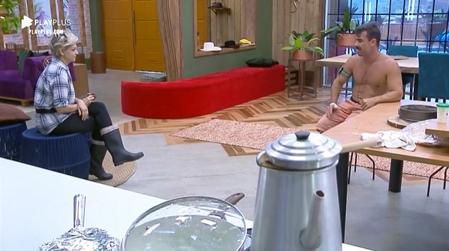 Jorge Sousa e Andréa de Nóbrega conversam sobre limpeza e animais em A Fazenda 11 (Reprodução: PlayPlus)