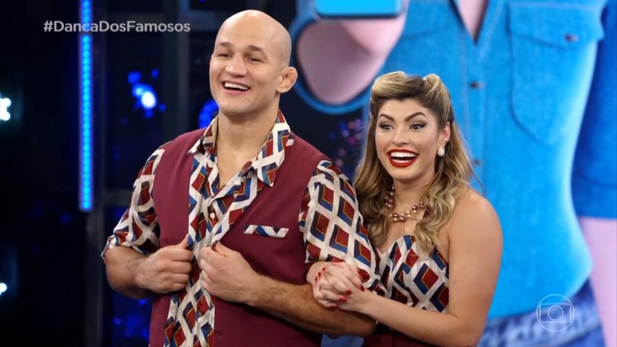 Lutador Junior Cigano e a bailarina Ana Paula Guedes no Dança dos Famosos do Domingão do Faustão (Imagem: Reprodução)