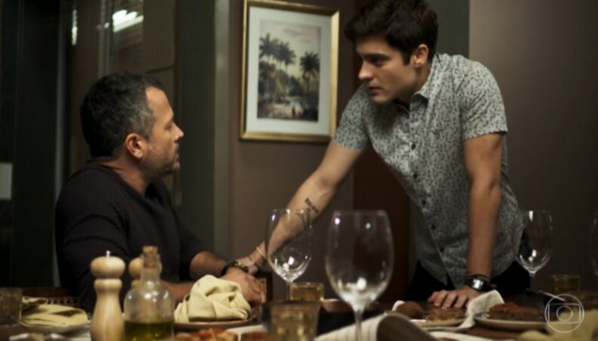 Leandro (Guilherme Leicam) e Agno (Malvino Salvador) pretendem se casar em A Dona do Pedaço (Reprodução: TV Globo)