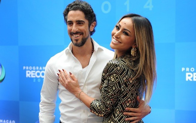 Marcos Mion e Sabrina Sato em evento corporativo da emissora. Da dupla somente Sabrina participará do Teleton 2019 no SBT (Reprodução: Record TV)