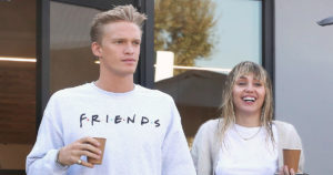 Miley Cyrus tira foto com a mão dentro das calças de Cody Simpson e para a internet (Foto: Reprodução)