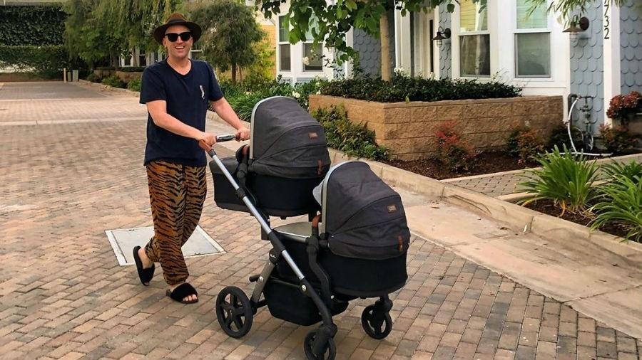 Paulo Gustavo com os filhos no carrinho (Foto: Instagram)