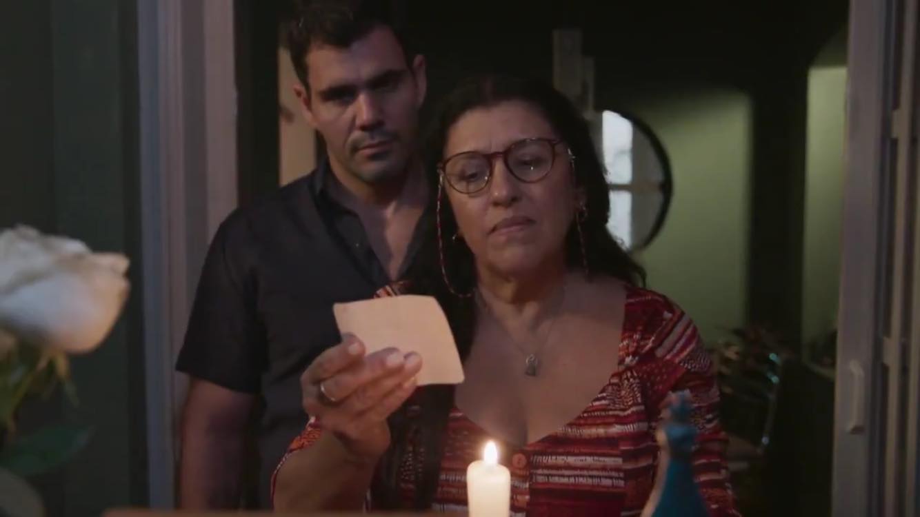 Regina Casé e Juliano Cazarré em Amor de Mãe da Rede Globo (Reprodução: TV Globo)