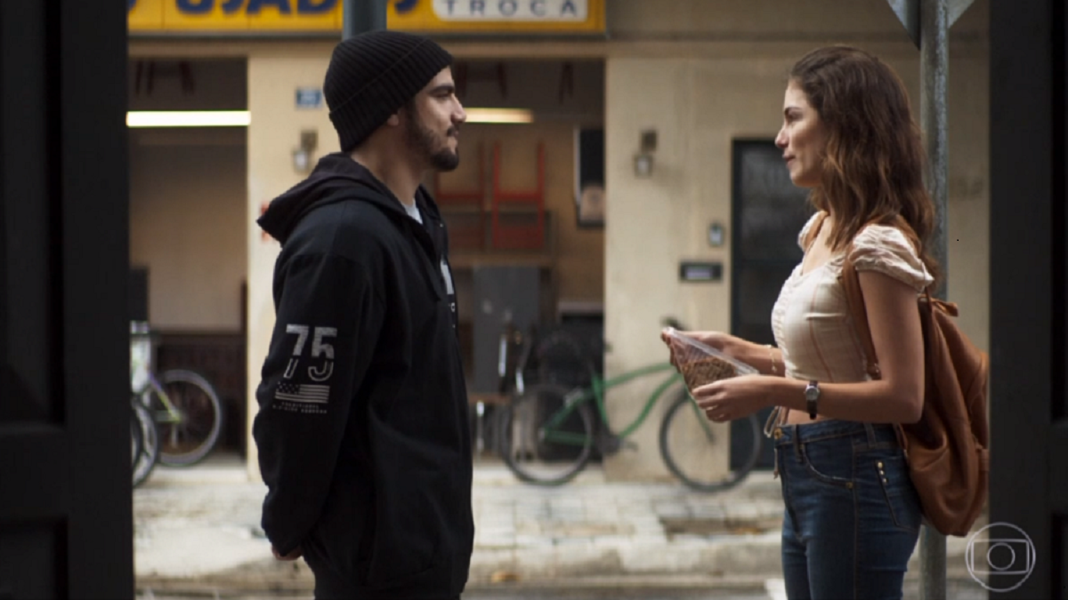 Rock (Caio Castro) e Joana (Bruna Hamú) se encontram para comer pizza em A Dona do Pedaço e acabam ficando (Reprodução: TV Globo)