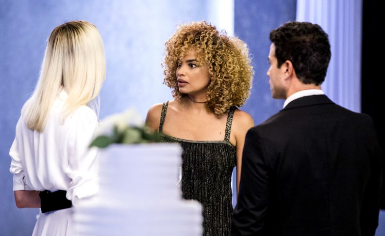 Silvia (Lucy Ramos) contracenando com Kim (Monica Iozzi) e Márcio (Anderson Di Rizzi) em A Dona do Pedaço (Reprodução: TV Globo)