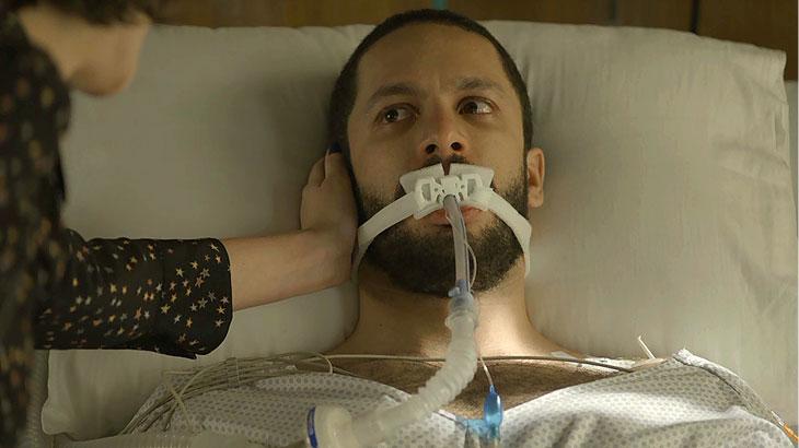 Téo (Rainer Cadete) está hospitalizado após ataque de Josiane (Agatha Moreira) em A Dona do Pedaço (Foto: Divulgação/TV Globo)