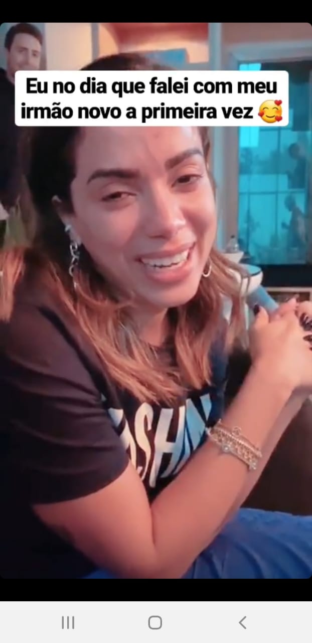 Anitta acaba se emocionando após conversar pela primeira vez com irmão mais velho, fruto de um relacionamento antigo de seu pai.