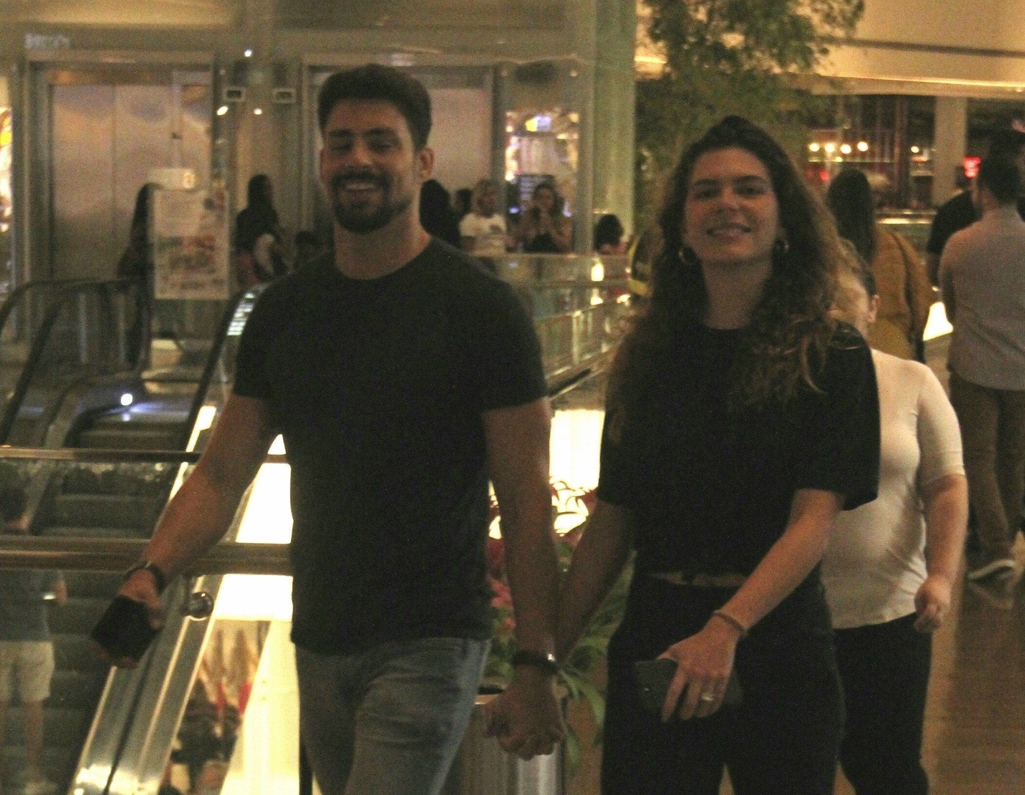 Cauã Reymond e Mariana Goldfarb durante passeio pelo shopping (Foto: Jose Humberto / AgNews)