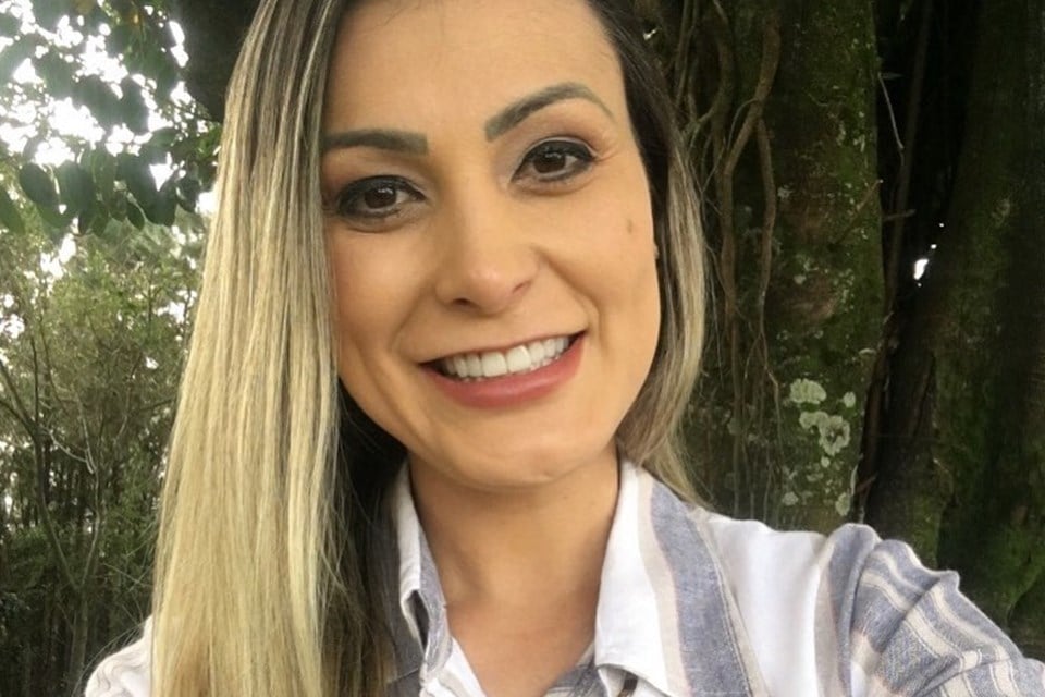 A apresentadora da Record e ex-integrante de A Fazenda, Andressa Urach revelou detalhes chocantes sobre sua vida pessoal para Luciana Gimenez (Foto: Reprodução