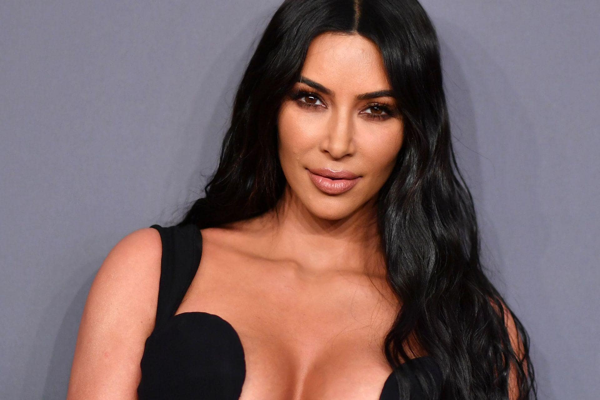 Kim Kardashian fala sobre os paparazzis que tentam tirar fotos de suas partes intimas (Foto: Reprodução)