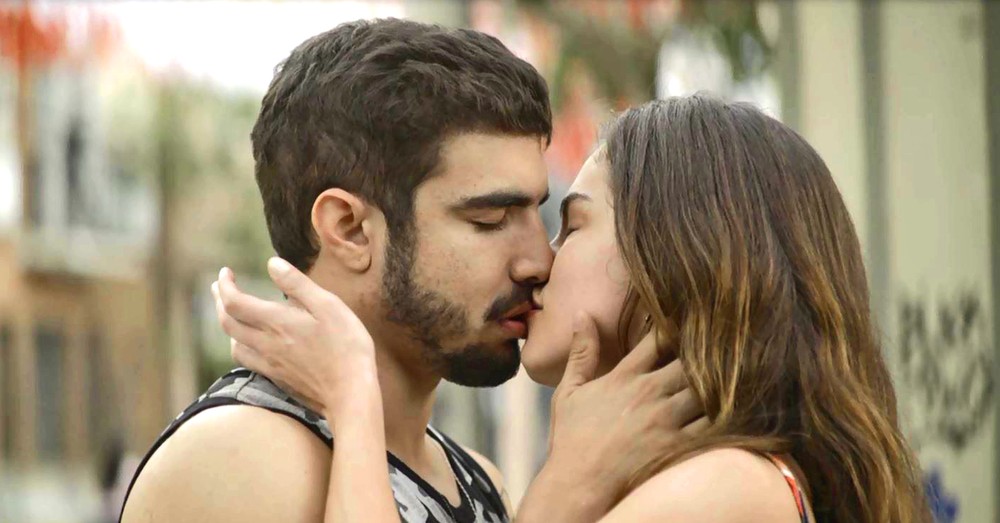 Rock dá beijão em Joana na novela A Dona do Pedaço (Foto: Reprodução)