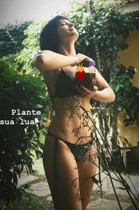 Bianca Bin faz ritual com sangue de menstruação. (imagem: Instagram)