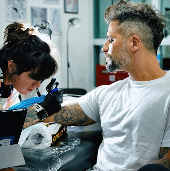 Bruno Gagliasso fez tatuagem de cobra e chamou atenção nas redes sociais (Foto: Reprodução/ Instagram)