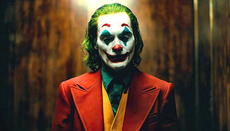 Joaquin Phoenix, o Coringa, vai ao cinema e dá uma risada igual seu personagem durante a sessão (Foto: Reprodução)