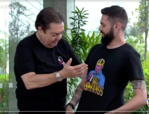 Cauê Fabiano mostrando sua camiseta para Faustão. Foto: Reprodução