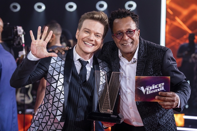 Michel Teló e Tony Gordon, vencedor da 8ª temporada do The Voice Brasil (Foto: Globo/Paulo Belote)