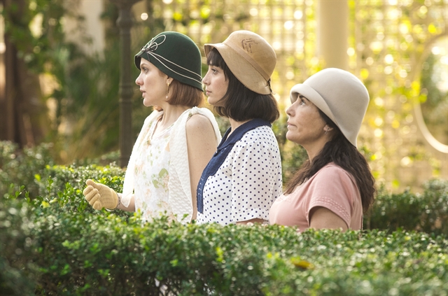 Olga (Maria Eduarda de Carvalho), Clotilde (Simone Spoladore) e Lola (Gloria Pires) em cena de Éramos Seis (Foto: Globo/Raquel Cunha)