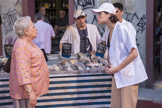 Josiane (Agatha Moreira) surta após humilhação de Marlene (Suely Franco) em A Dona do Pedaço (Foto: Globo/Estevam Avellar)