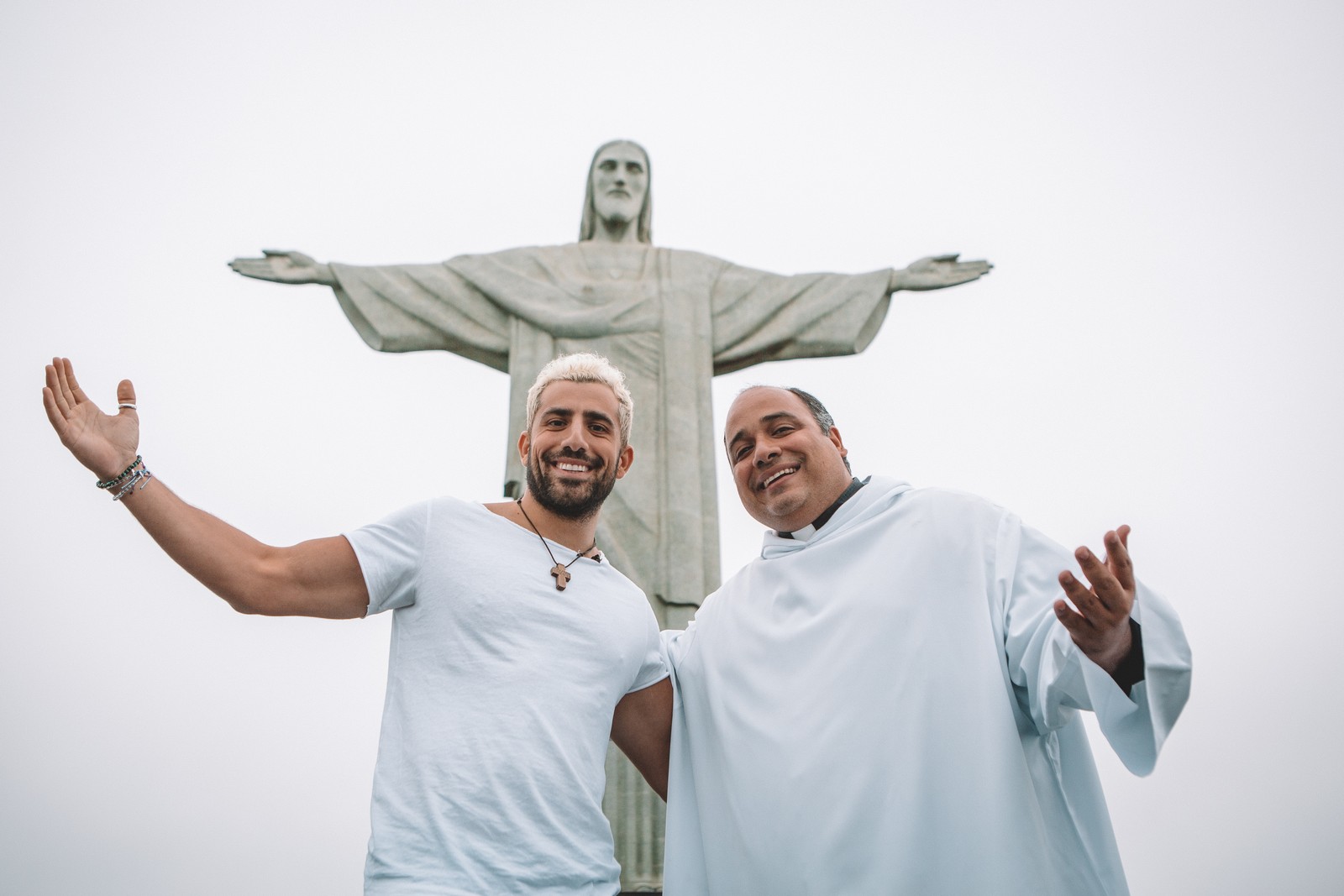 Kaysar foi recebido por um padre no Cristo (Foto:  Isabella Pinheiro/Gshow)