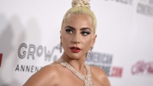 Lady Gaga leva tombo no palco juntamente com fã e vídeo viraliza na web (Foto: Reprodução)