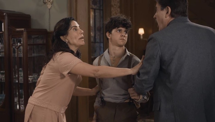 Lola (Gloria Pires) é atacada por Júlio (Antonio Calloni), que perde o controle com Alfredo (Pedro Sol) em Éramos Seis (Foto: Reprodução/Globo)