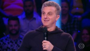 O famoso apresentador do Caldeirão do Huck da Globo, Luciano Huck chamou atenção ao pedir ação do Governo nas redes sociais (Foto: Reprodução)